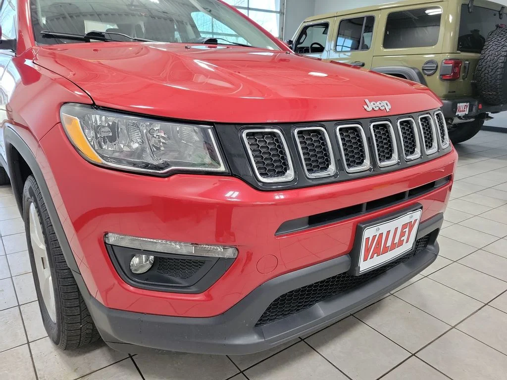 Used 2019 Red Jeep Latitude image 9