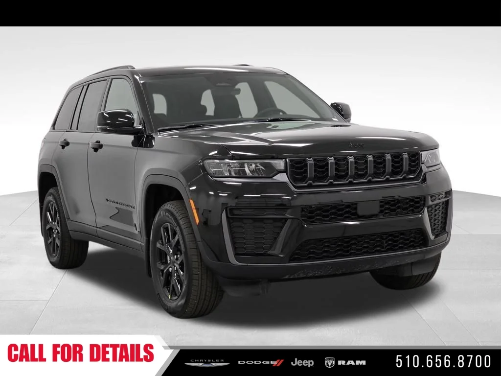 New 2026 Diamond Black Crystal Pearl-Coat Exterior Paint Jeep Altitude image 3