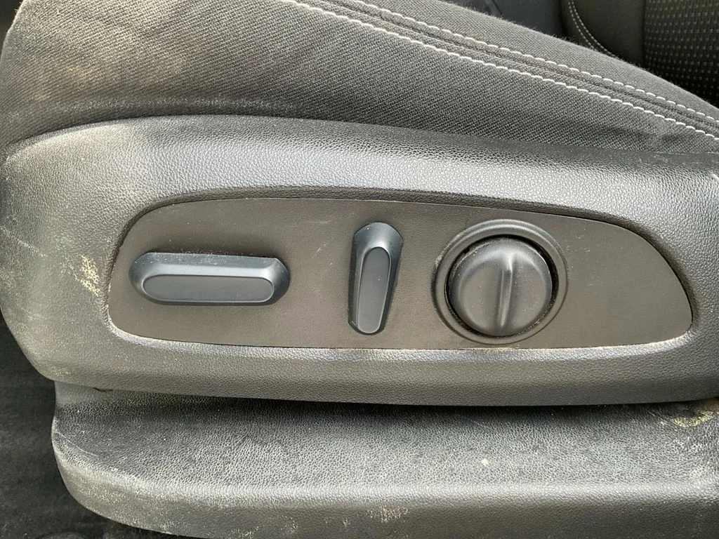 Used 2023 White GMC SLE image 31