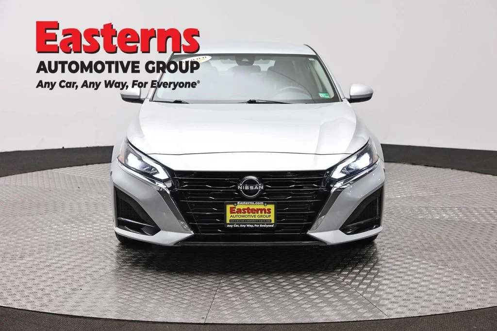 Used 2023 Silver Nissan 2.5 S image 2