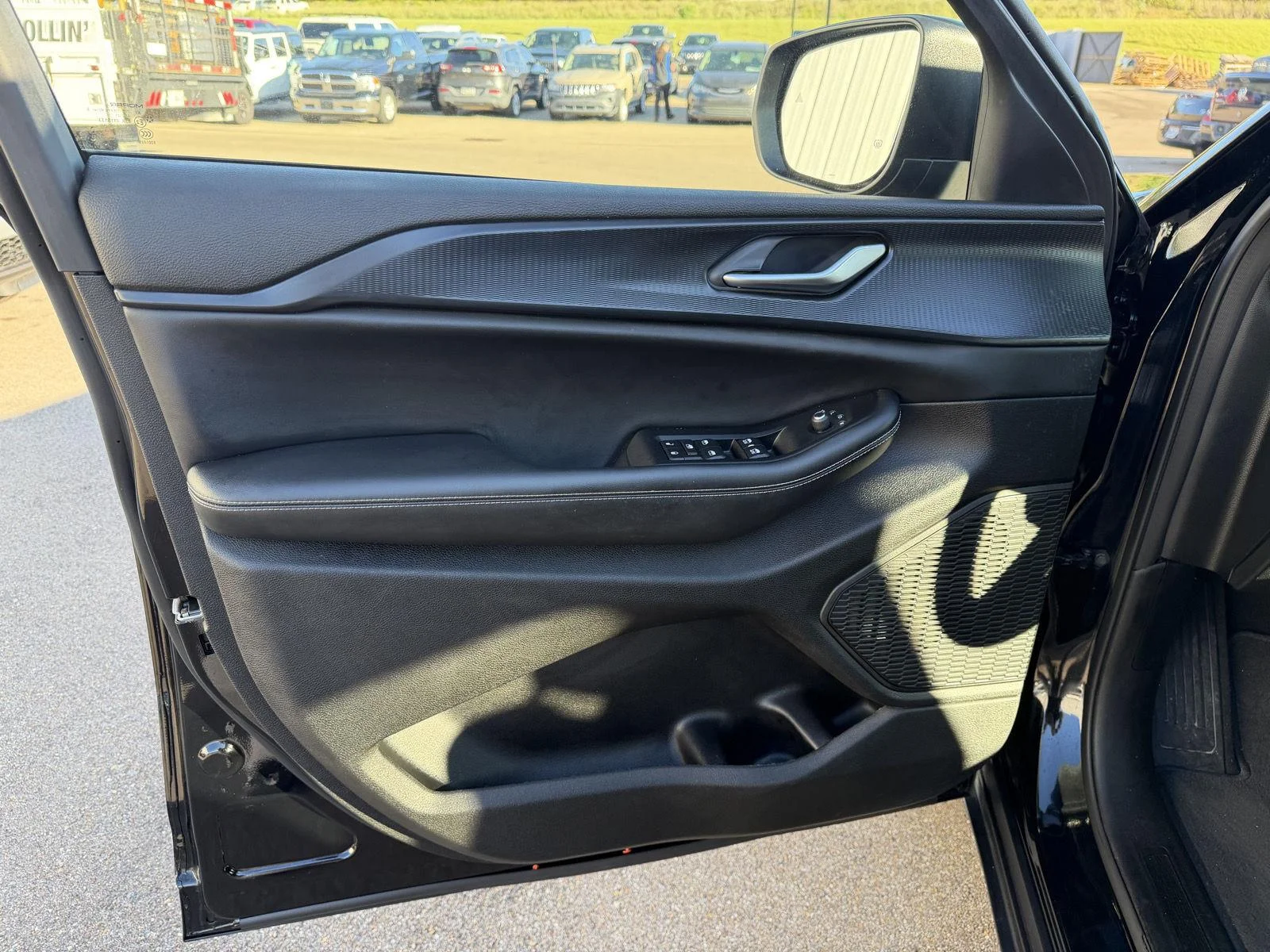 Used 2023 Diamond Black Crystal Pearlcoat Jeep Laredo image 17