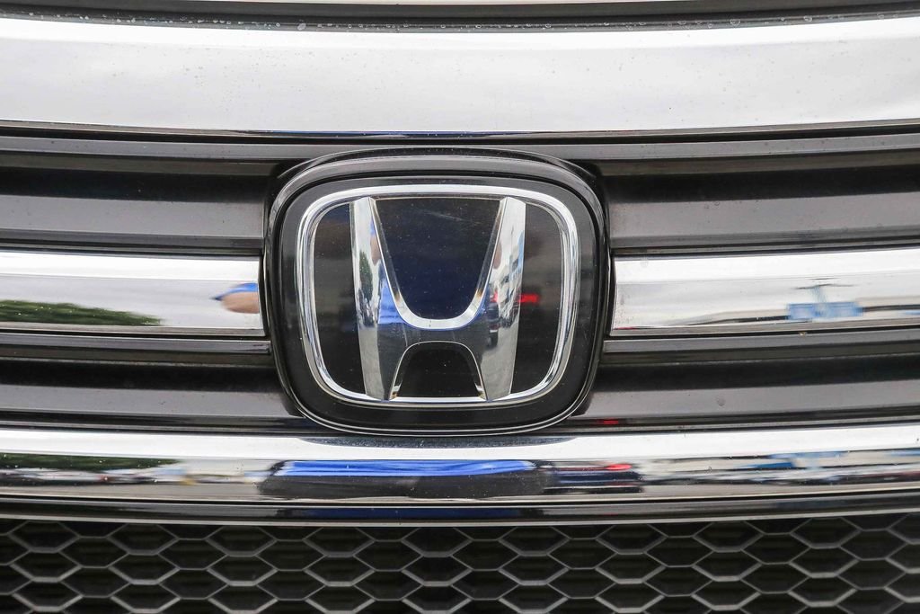 Used 2017 White Diamond Pearl Honda Touring image 11