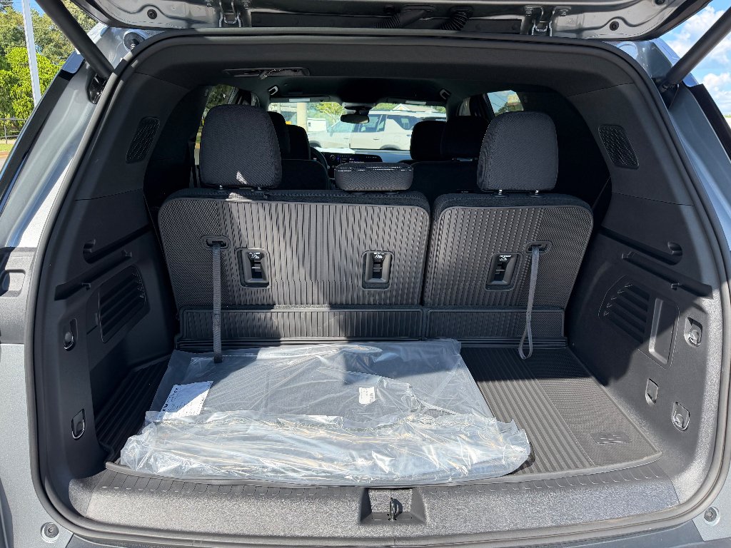 New 2027 Sterling Gray Metallic Chevrolet LT image 19