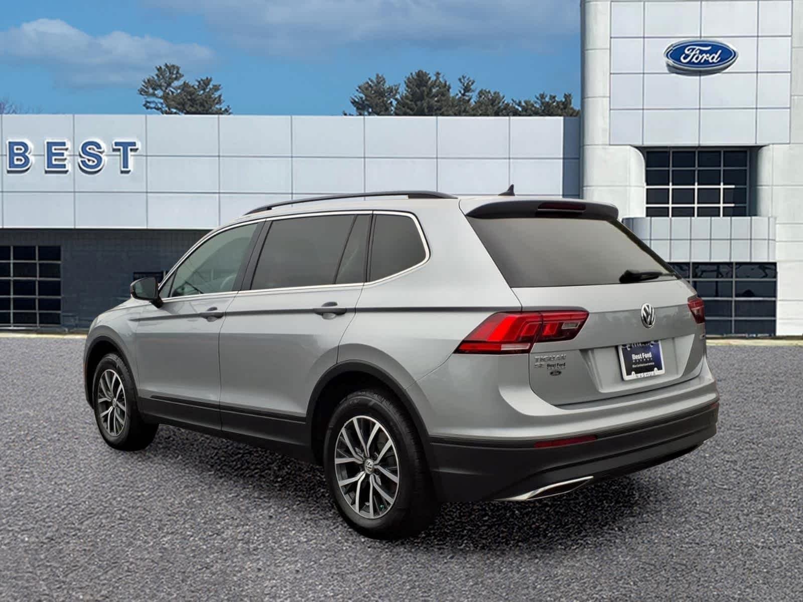 Used 2019 Pyrite Silver Metallic Volkswagen SE image 4
