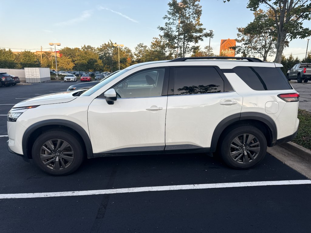 Used 2022 Glacier White Nissan SV image 3