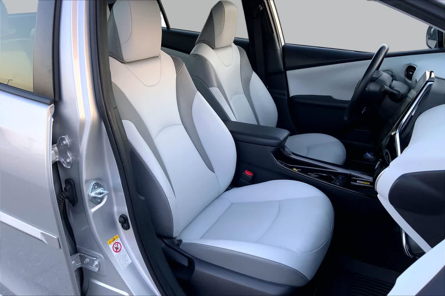 Used 2021 Classic Silver Metallic Toyota XLE image 9