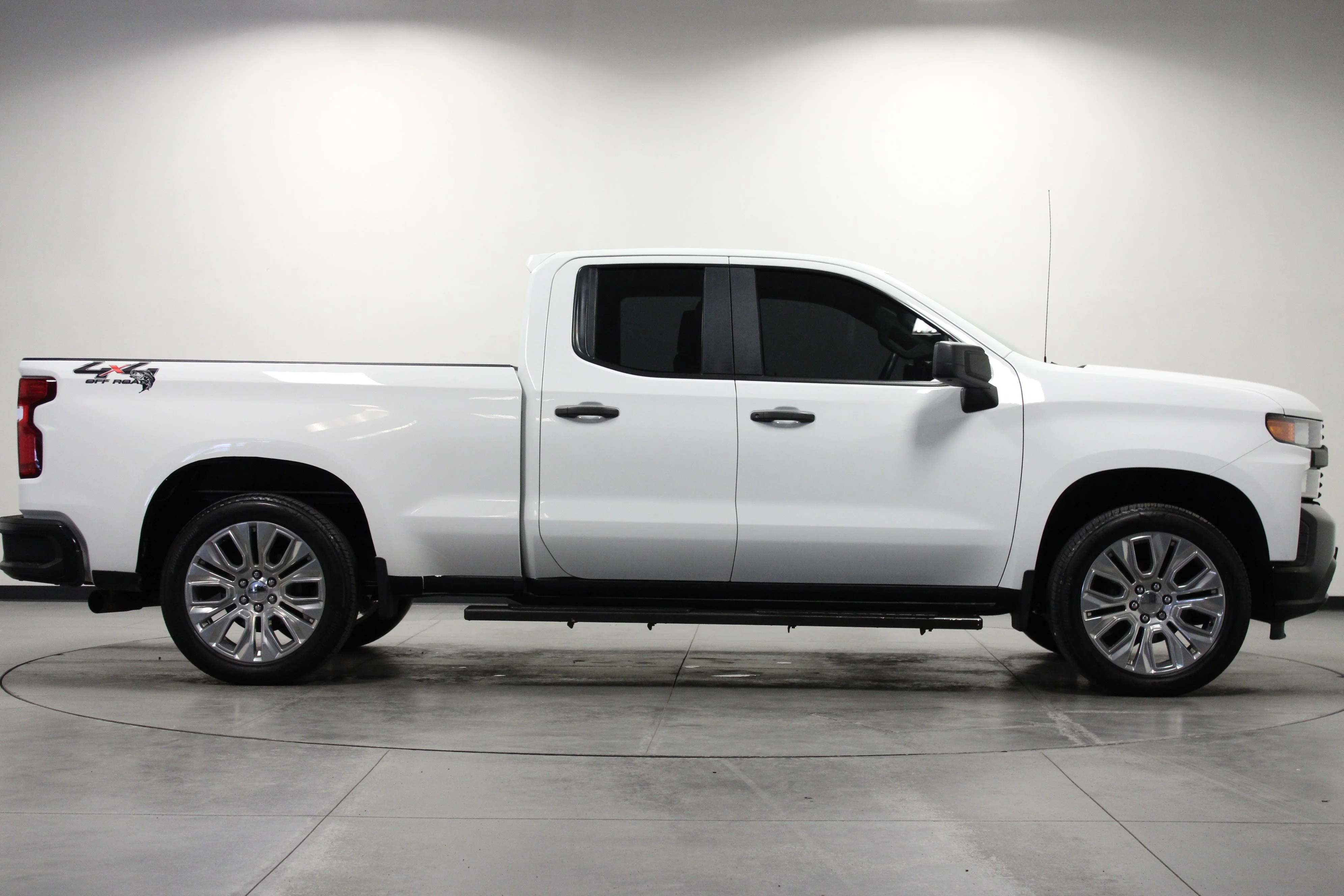 Used 2022 Summit White Chevrolet WT image 3
