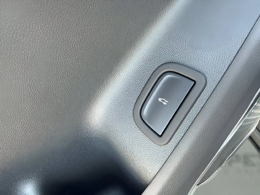 New 2027 Summit White GMC Elevation image 30