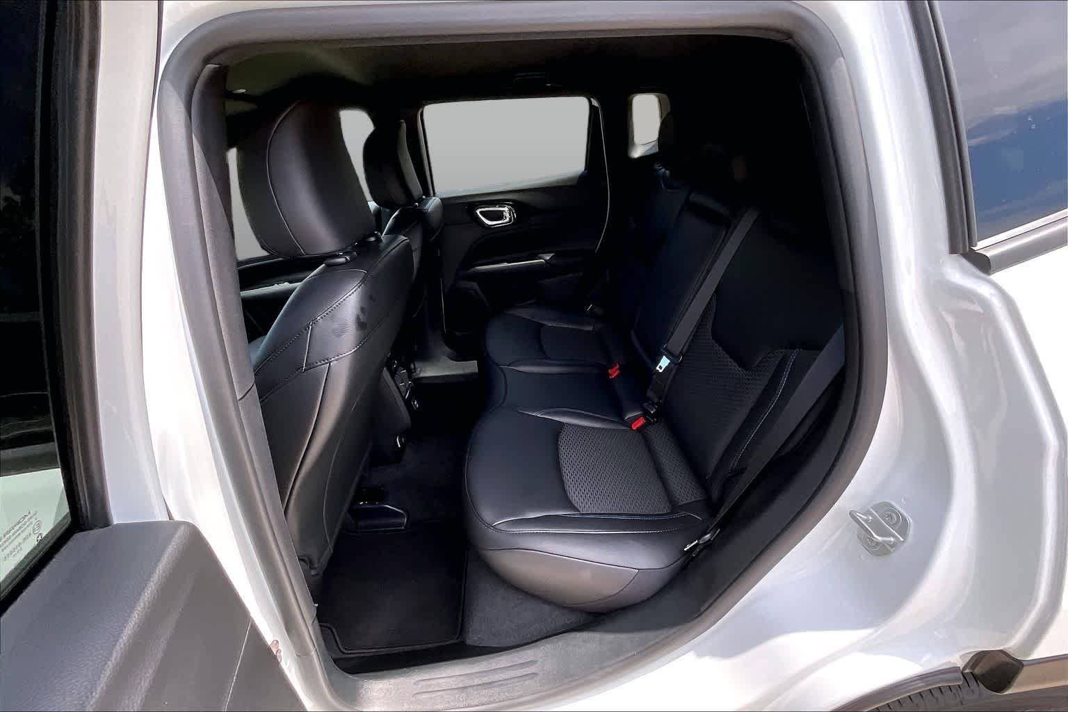 New 2026 Bright White Clearcoat Jeep Latitude image 20