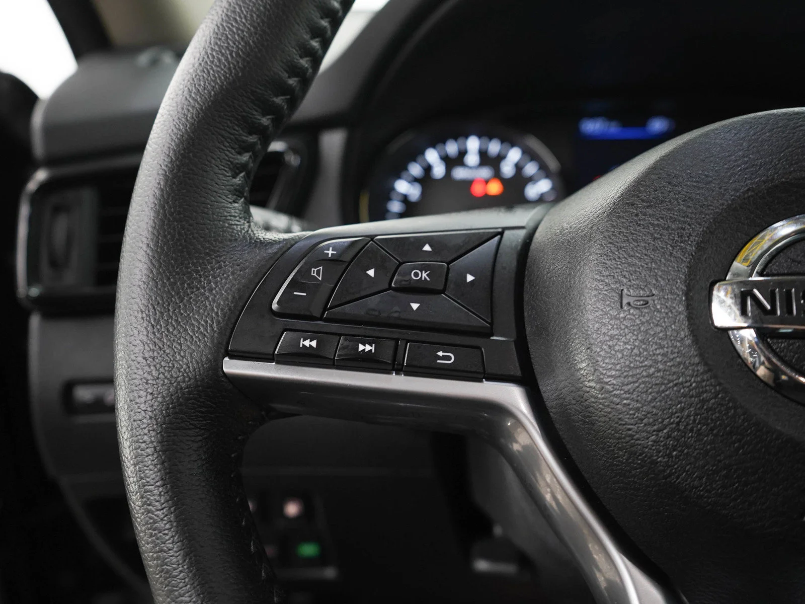 Used 2020 Gun Metallic Nissan SL image 27