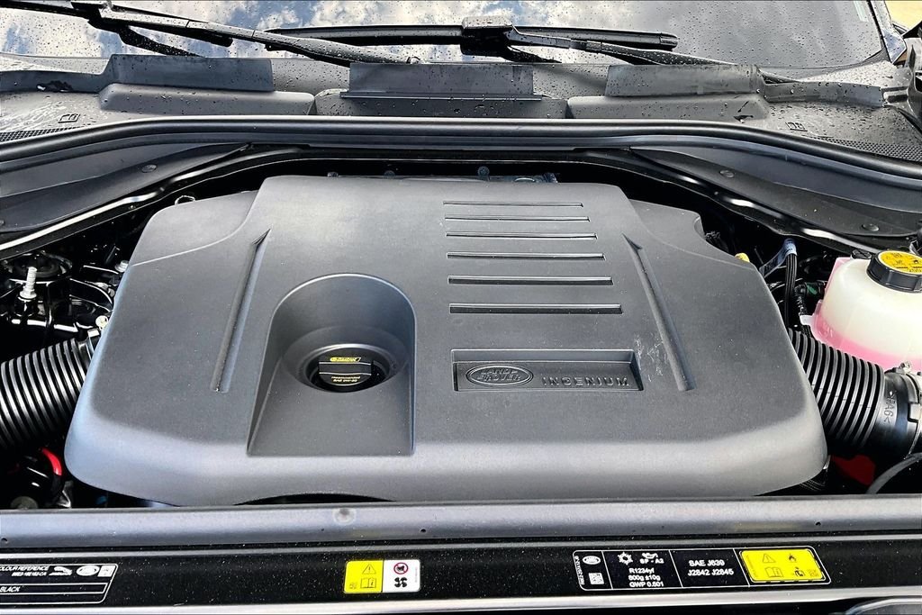New 2026 Santorini Black Metallic Land Rover SE image 11