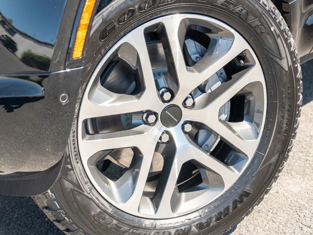 New 2026 Black Land Rover X-Dynamic SE image 9