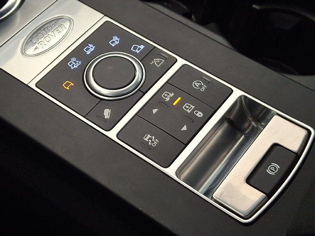 Used 2020  Land Rover SE image 28