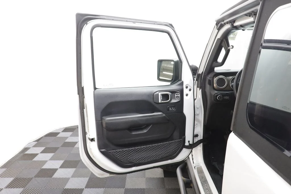 Used 2018 Bright White Clearcoat Jeep Rubicon image 4