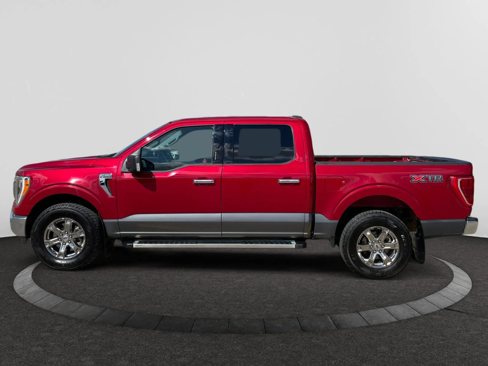 Used 2022 Red Ford XLT SuperCrew image 2