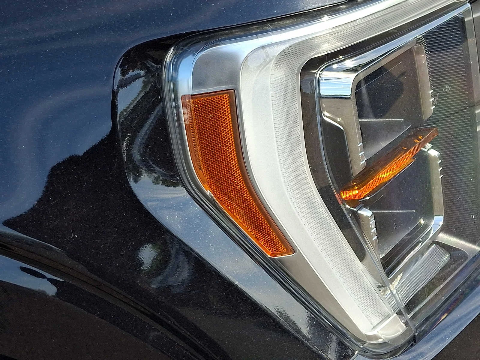 Used 2023 Agate Black Metallic Ford LARIAT image 9