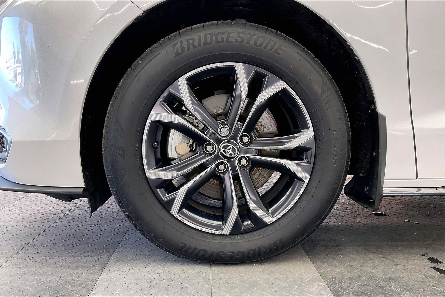 2025 Toyota Sienna Platinum photo 2