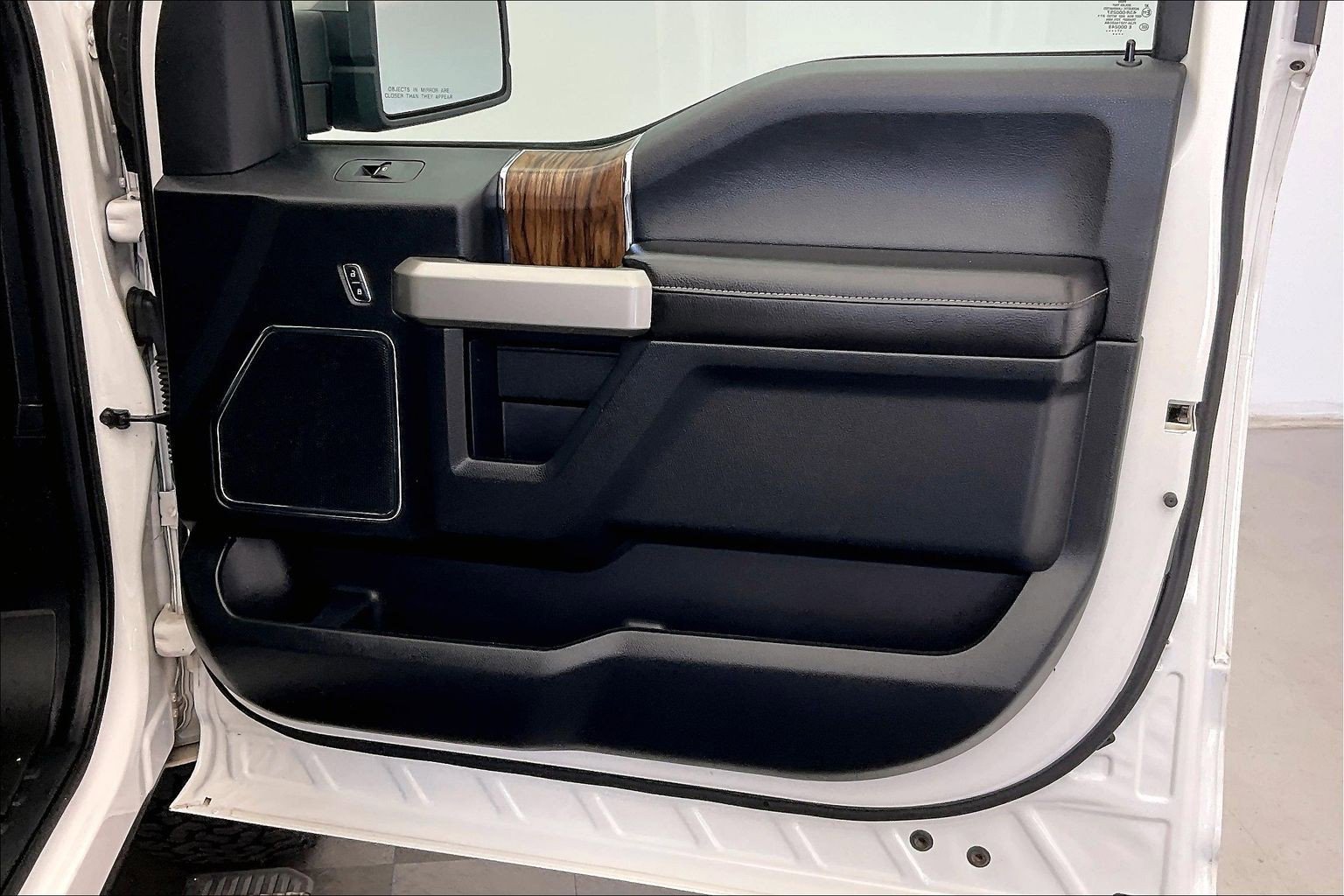 Used 2018 White Platinum Metallic Tri-Coat Ford LARIAT image 22