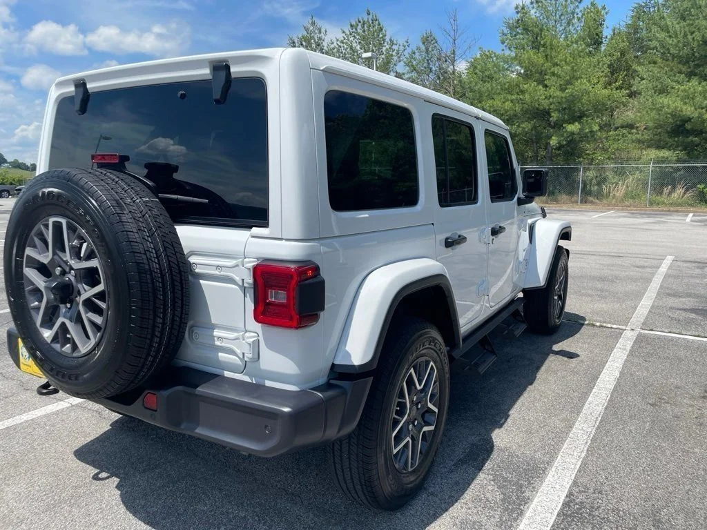 Used 2024 White Jeep Sahara image 5