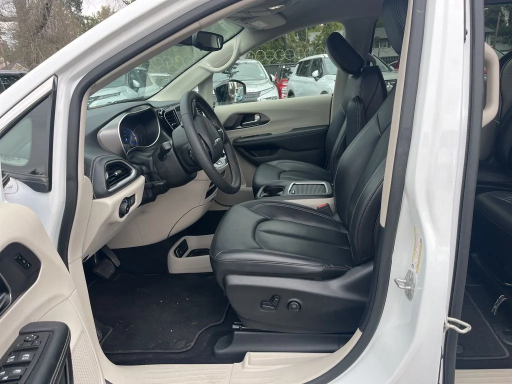 Used 2024 White Chrysler Select image 10
