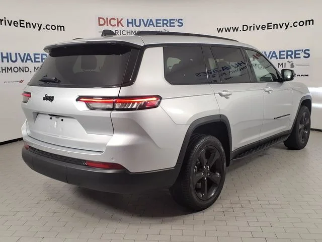 Used 2024 Silver Jeep Limited image 4