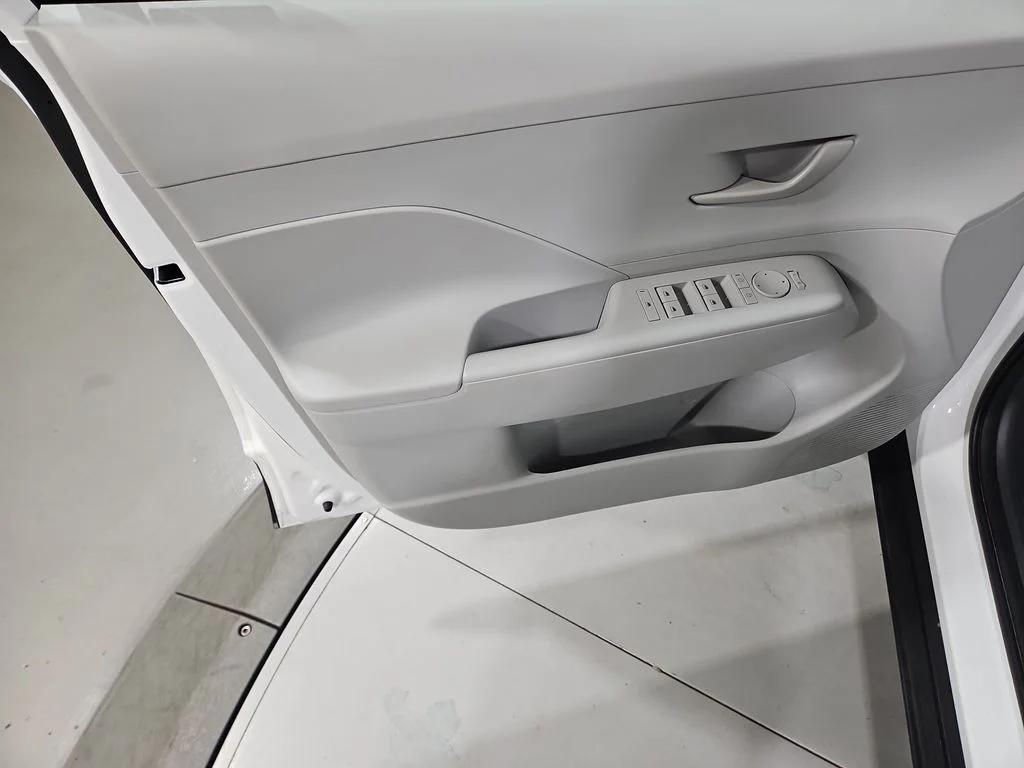 Used 2025 White Hyundai SEL Convenience image 12