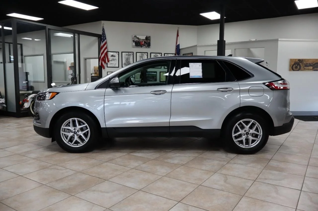 Used 2024 Iconic Silver Ford SEL image 2