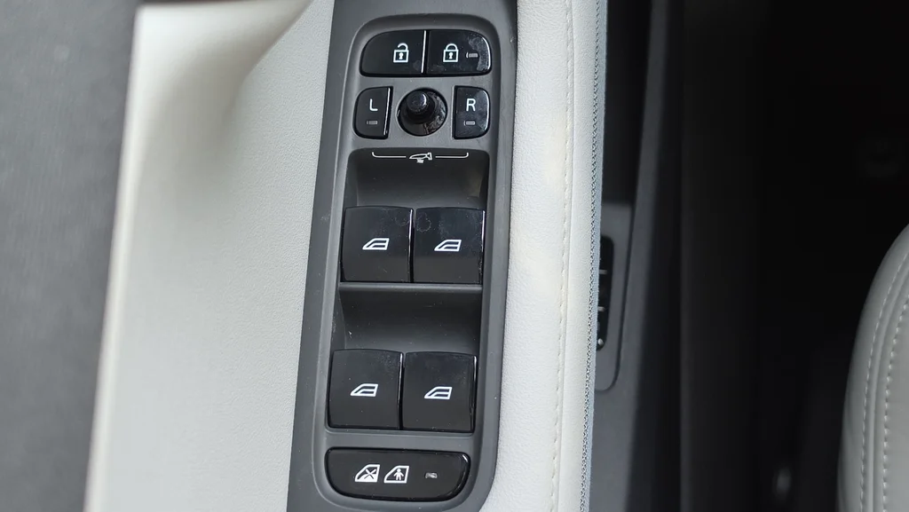 Used 2023  Polestar Long Range Dual Motor Performance Plus image 37