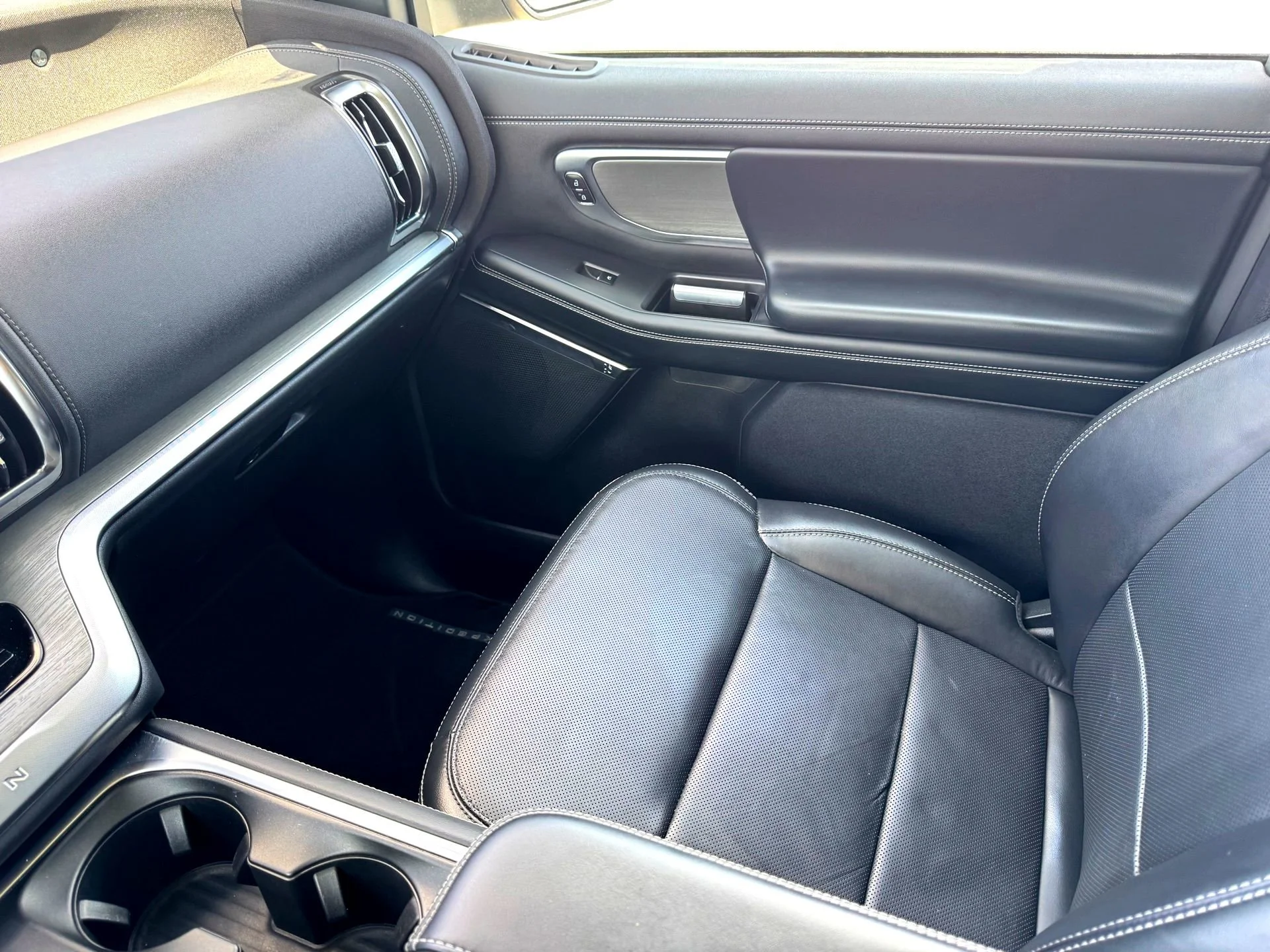 Used 2025  Ford Platinum image 35