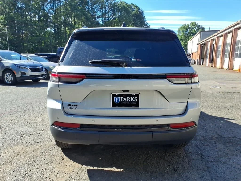 Used 2025 Silver Jeep Altitude image 34