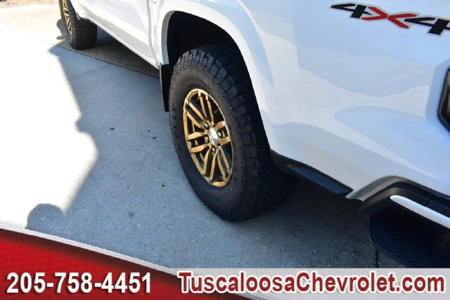 Used 2023 SUMMIT WHITE Chevrolet 4WD LT image 16