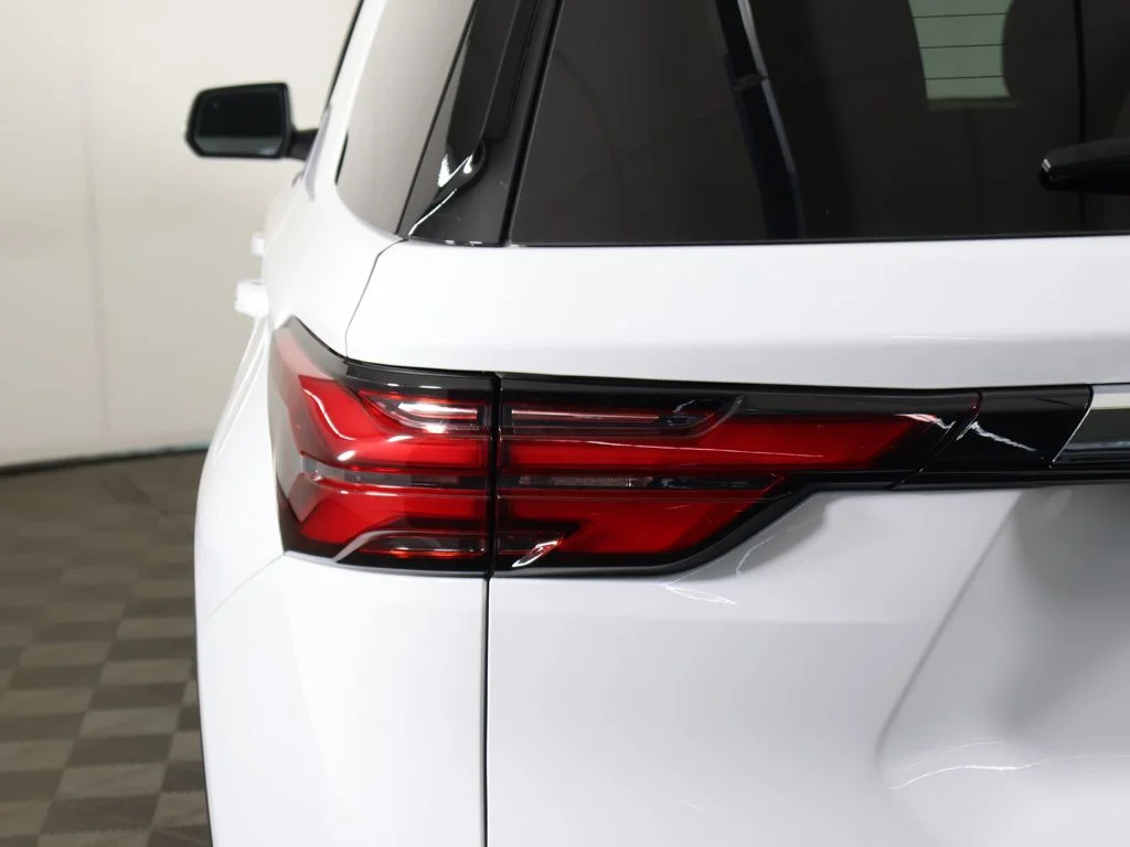 Used 2023 Summit White Chevrolet LT image 16