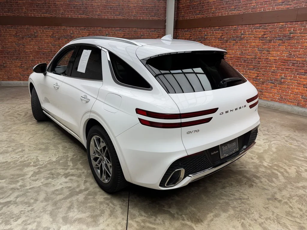 Used 2022 White Genesis 2.5T image 2
