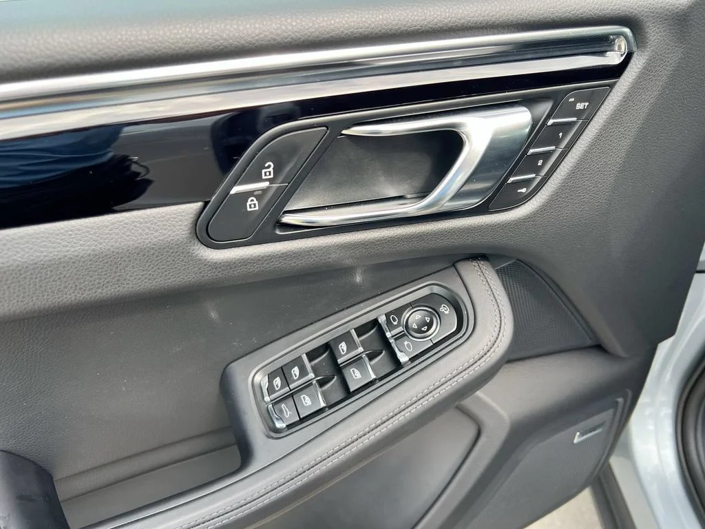 2026 Porsche Macan T - Photo 11