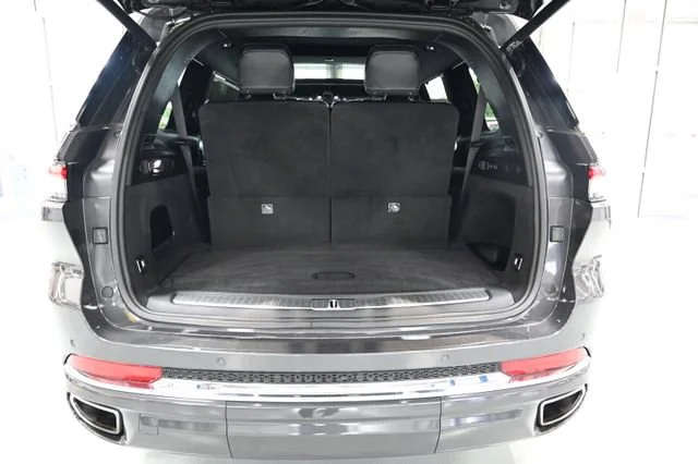 Used 2021  Jeep Overland image 32