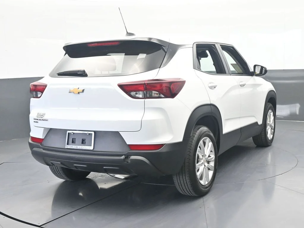 Used 2023 Summit White Chevrolet LS image 4