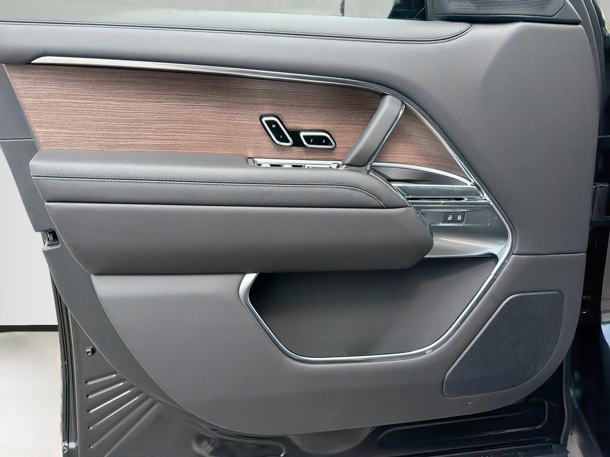New 2026 Santorini Black Land Rover SE image 23