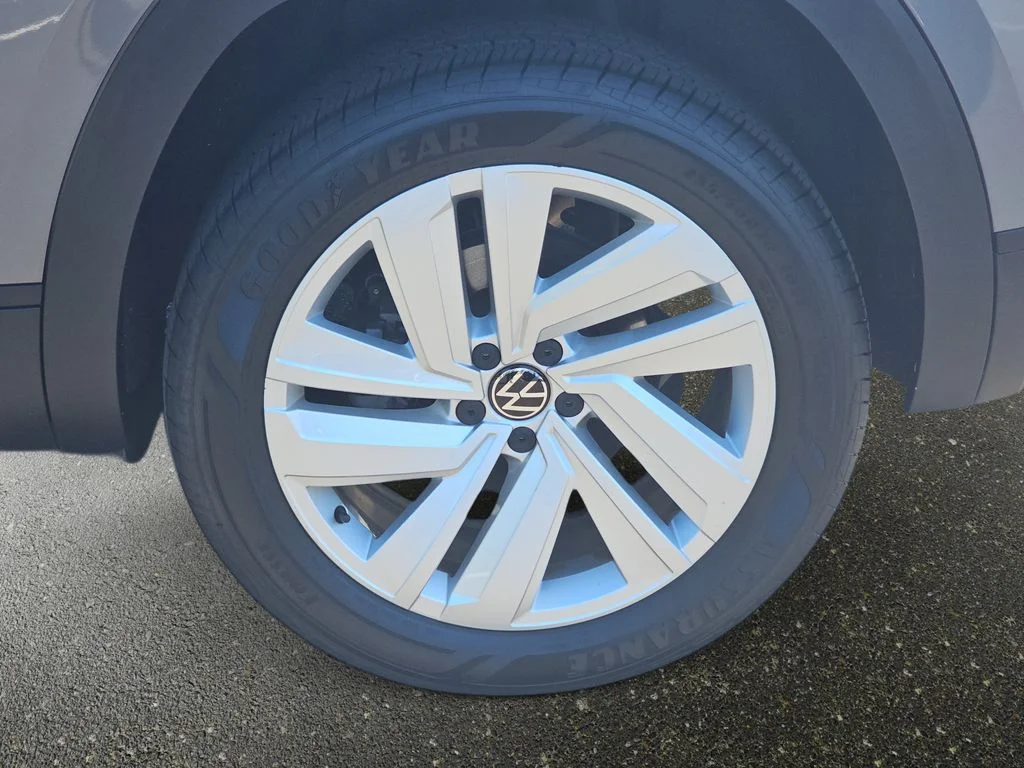 Used 2023  Volkswagen 2.0T SE w/Technology image 36