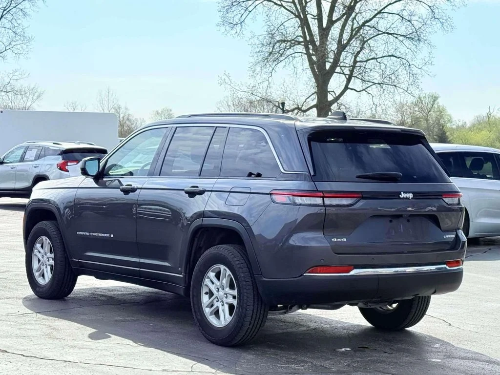 Used 2024 Gray Jeep Laredo image 9