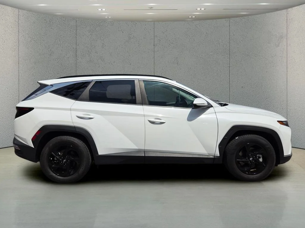 Used 2023 White Hyundai SEL image 6