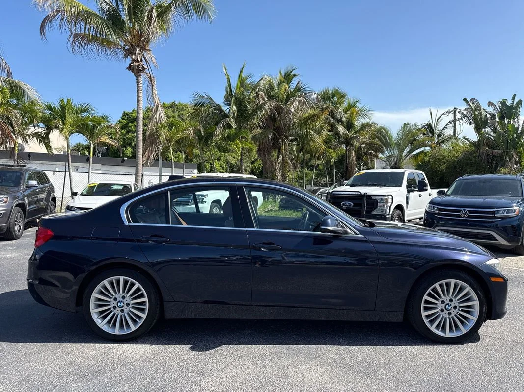 Used 2013  BMW xDrive image 6