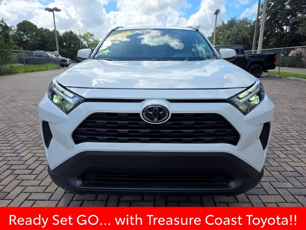 Used 2025 White Toyota XLE image 3