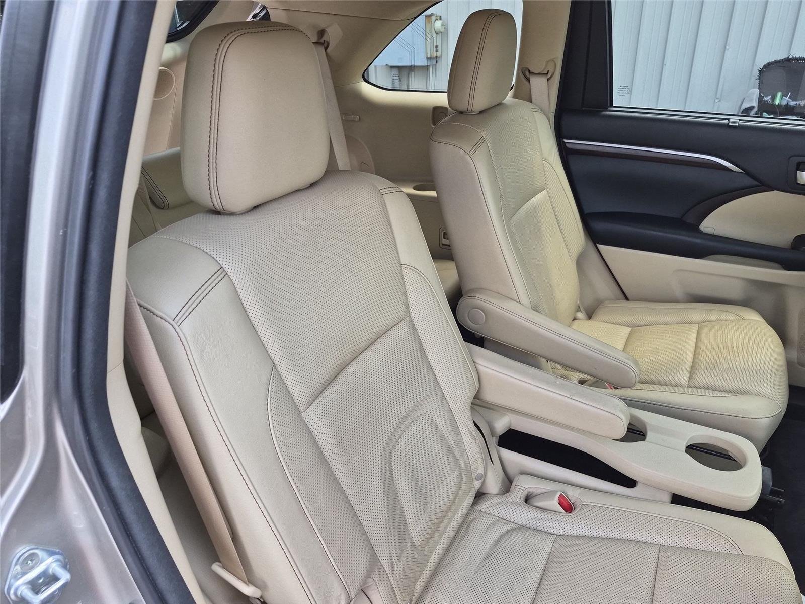Used 2016  Toyota Limited image 37