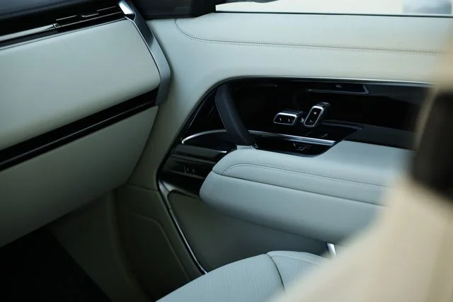 New 2026 Fuji White Land Rover SE 7 Seats image 37