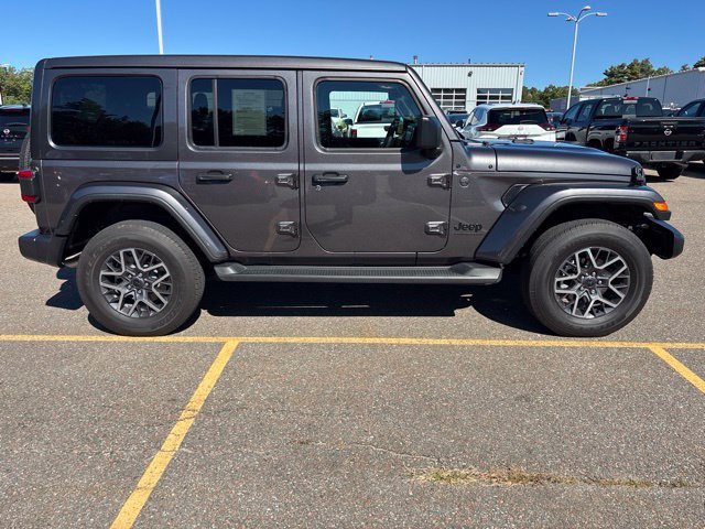 Used 2026 Granite Crystal Metallic Clearcoat Jeep Sahara image 4