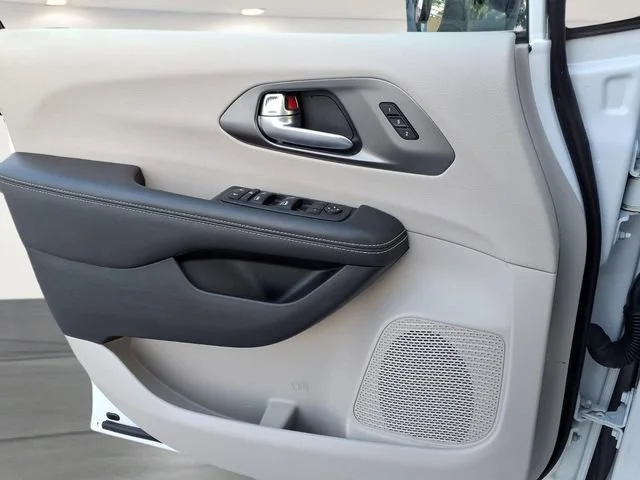 Used 2024  Chrysler Touring L image 15