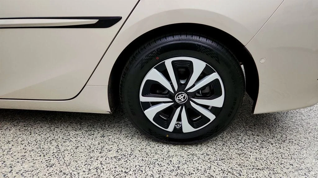 Used 2018 Titanium Glow Toyota Advanced image 9