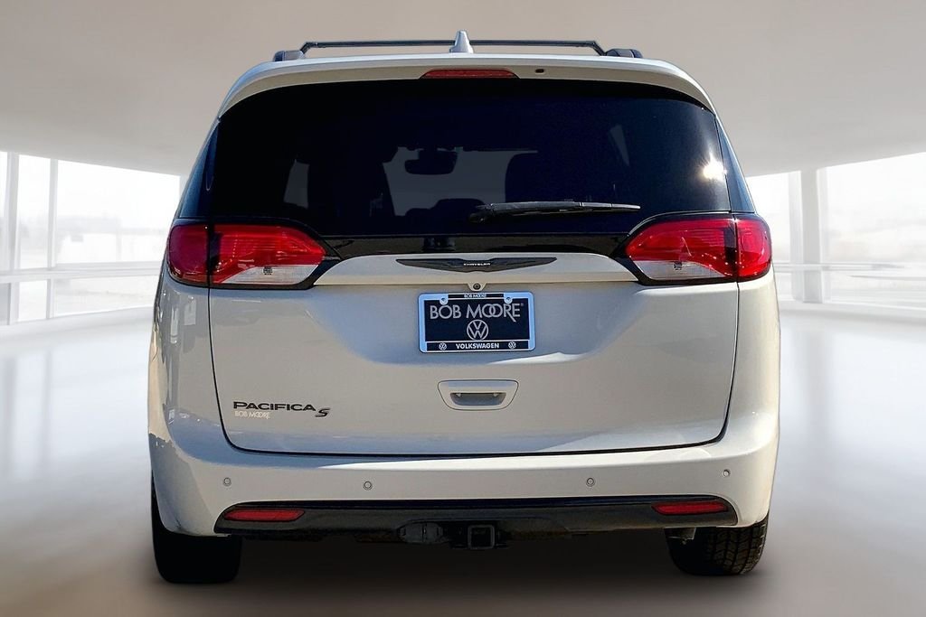 Used 2020 Luxury White Pearlcoat Chrysler Touring L Plus image 4