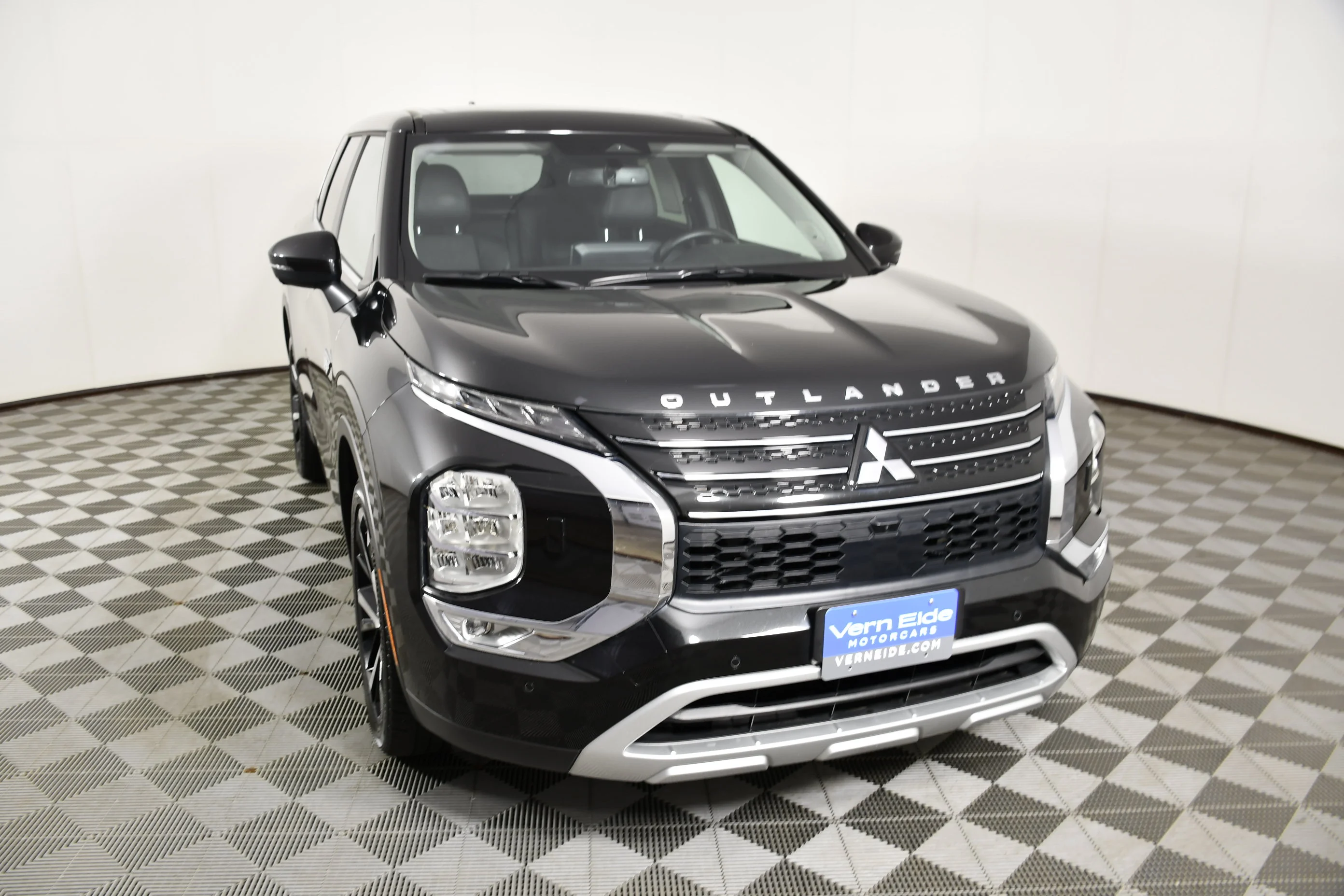 Certified Used 2025 Black Diamond Mitsubishi SE image 3