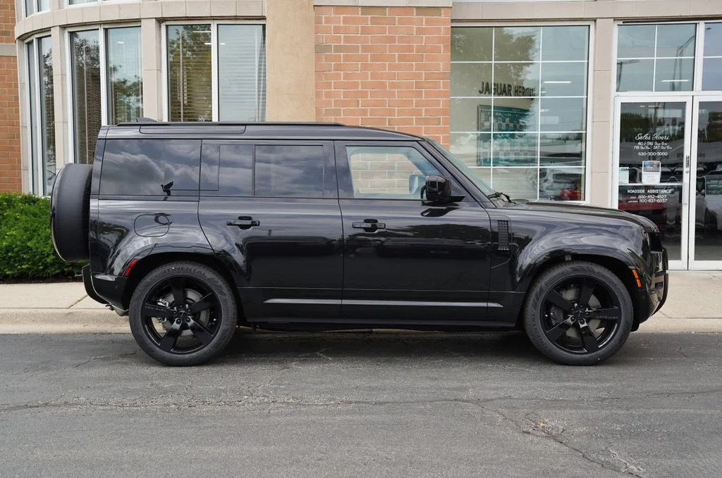 Used 2026 Black Land Rover X-Dynamic SE image 7